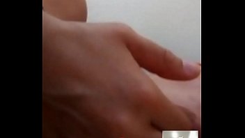 Ella juega sola con su juguete