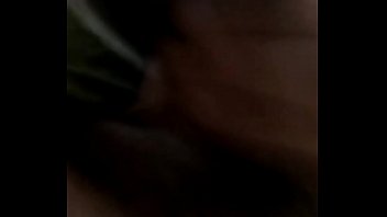 Ella juega sola con su juguete