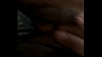 Ella juega sola con su juguete