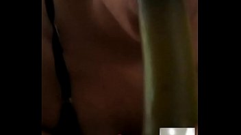 Ella juega sola con su juguete