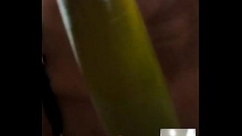 Ella juega sola con su juguete