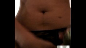 Ella juega sola con su juguete