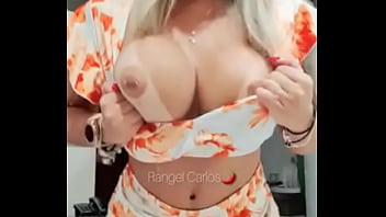 Morena gostosa provocando com suas tetas deliciosas