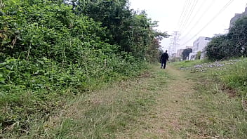 Safada exibe buceta sem calcinha parque público