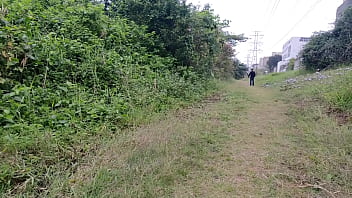 Safada exibe buceta sem calcinha parque público