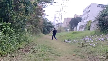 Safada exibe buceta sem calcinha parque público