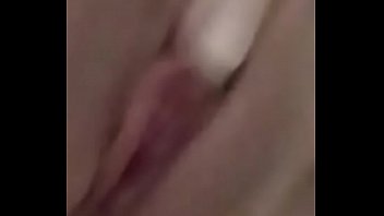 Casadinha mandou vídeo dela brincando até gozar