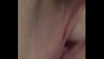 Casadinha mandou vídeo dela brincando até gozar