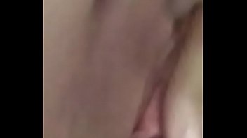 Casadinha mandou vídeo dela brincando até gozar