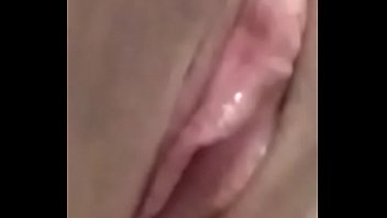 Casadinha mandou vídeo dela brincando até gozar