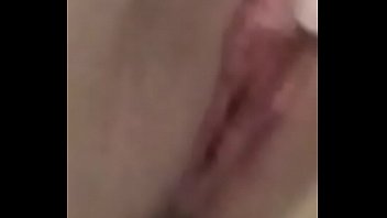 Casadinha mandou vídeo dela brincando até gozar