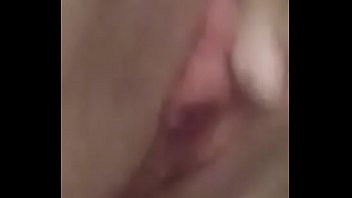 Casadinha mandou vídeo dela brincando até gozar