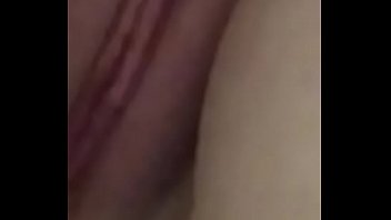 Casadinha mandou vídeo dela brincando até gozar