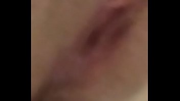 Casadinha mandou vídeo dela brincando até gozar