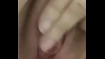 Casadinha mandou vídeo dela brincando até gozar