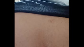 Hermosa latina a culo abierto la graban mientras orina su cuñado fue muy astuto para esconder la camara