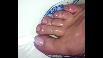 Cum on oiled wet feets