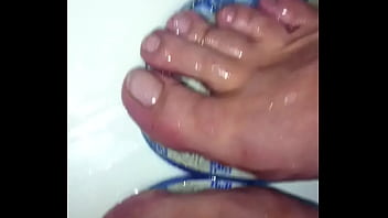 Cum on oiled wet feets