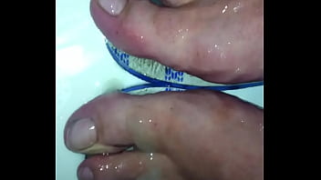 Cum on oiled wet feets