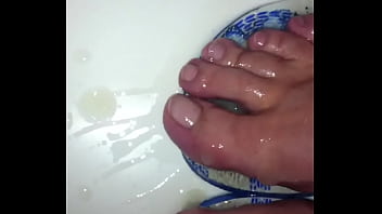 Cum on oiled wet feets