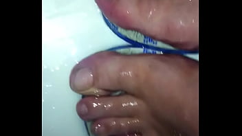 Cum on oiled wet feets