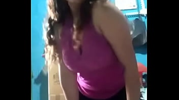 Me baila para provocarme y follarla