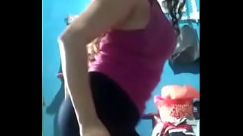 Me baila para provocarme y follarla