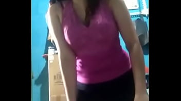 Me baila para provocarme y follarla