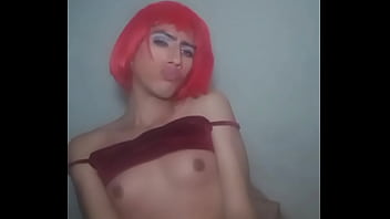 Femenina Con Pelo Rojo Y Senos Al Aire thumbnail