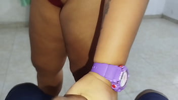 Esta sirvienta vino en shorts provocando no hubo manera y terminé masturbándome hasta correrme en su gran culo