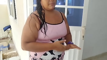 Esta sirvienta vino en shorts provocando no hubo manera y terminé masturbándome hasta correrme en su gran culo