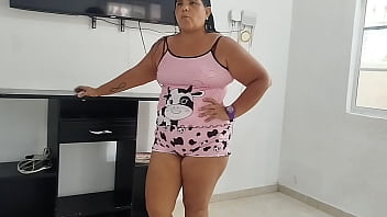 Esta sirvienta vino en shorts provocando no hubo manera y terminé masturbándome hasta correrme en su gran culo