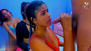 Arrodilladas mamando esa polla grande