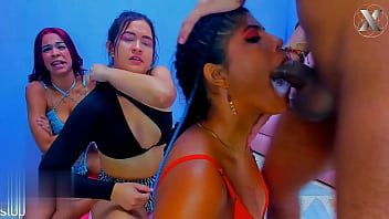 Arrodilladas Mamando Esa Polla Grande thumbnail