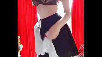 Mujer se desnuda y se toca