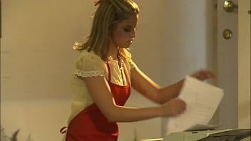 Dee spreads her legs for some quality head