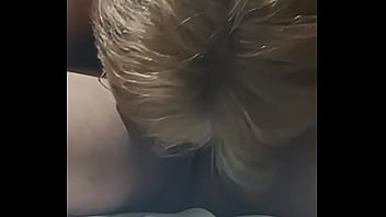 Pendeja madurita cojiendo de perrito se viene a chorros cuando la ponen en cuatro