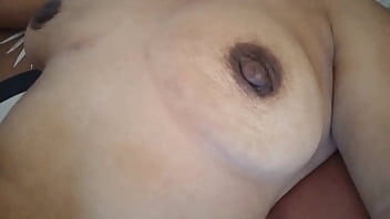 Colegiala no asiste a clases y prefiere masturbarse en la cama del padrastro se mete sus dedos en su coño hasta deslecharse