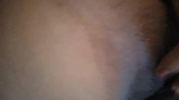 Colegiala no asiste a clases y prefiere masturbarse en la cama del padrastro se mete sus dedos en su coño hasta deslecharse