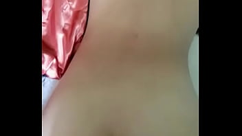 Mi hermana se calienta y terminamos cogiendo