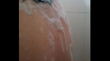 Gordita bañandose Gordita bañandose