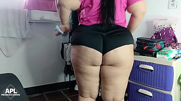 Pongo a la puta de mi madrastra a que se arrodille y me busque los zapatos mientras yo me toco mi verga para follarla