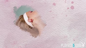 Sexy bubblebutt teen model shows off luscious naked body after working out