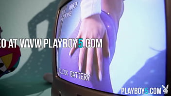 Sexy bubblebutt teen model shows off luscious naked body after working out