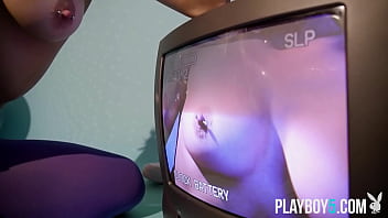 Sexy bubblebutt teen model shows off luscious naked body after working out