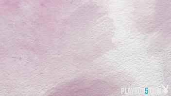 Sexy bubblebutt teen model shows off luscious naked body after working out