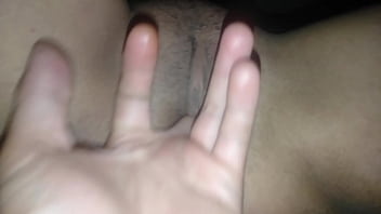 น้ำที่พุ่งเข้าไปในรูหีสาวใหญ่จนแตดแฉะ