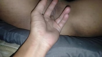 น้ำที่พุ่งเข้าไปในรูหีสาวใหญ่จนแตดแฉะ