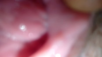 น้ำที่พุ่งเข้าไปในรูหีสาวใหญ่จนแตดแฉะ