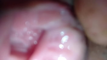 น้ำที่พุ่งเข้าไปในรูหีสาวใหญ่จนแตดแฉะ